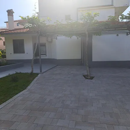 Elinor 2 Apartment