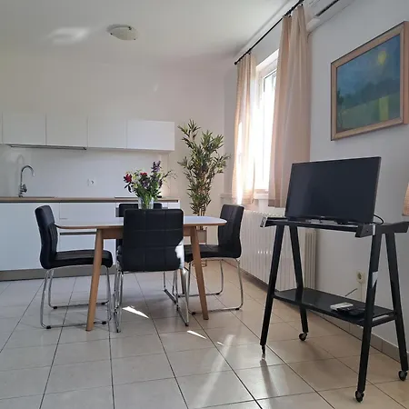 Elinor 2 Apartment *